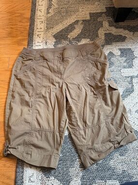 Chicos Khaki Capri Cargo Pants Womens Size 2.5/L/14